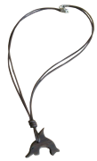 Halskette mit einem Delphinanhänger 