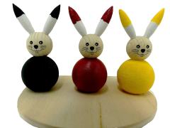 Hasen in den Farben der Deutschlandflagge schwarz-rot-gold 