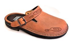 Trachtenclog Herren, mit Fersenriemen und dezentem Trachtenmotiv 